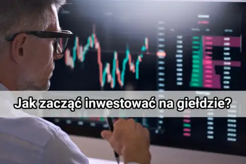 Mężczyzna w okularach analizuje wykresy giełdowe na monitorze, zastanawiając się, jak inwestować na giełdzie.