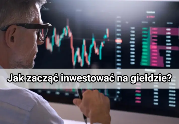 Mężczyzna w okularach analizuje wykresy giełdowe na monitorze, zastanawiając się, jak inwestować na giełdzie.